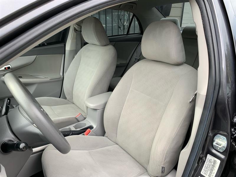 Toyota Corolla Base 5-Speed MT 2010