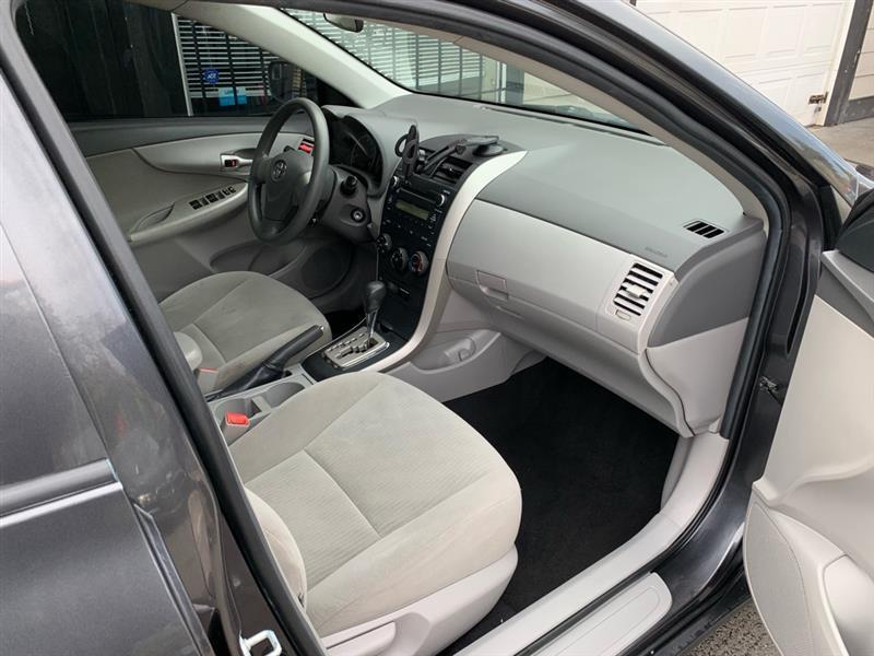 Toyota Corolla Base 5-Speed MT 2010