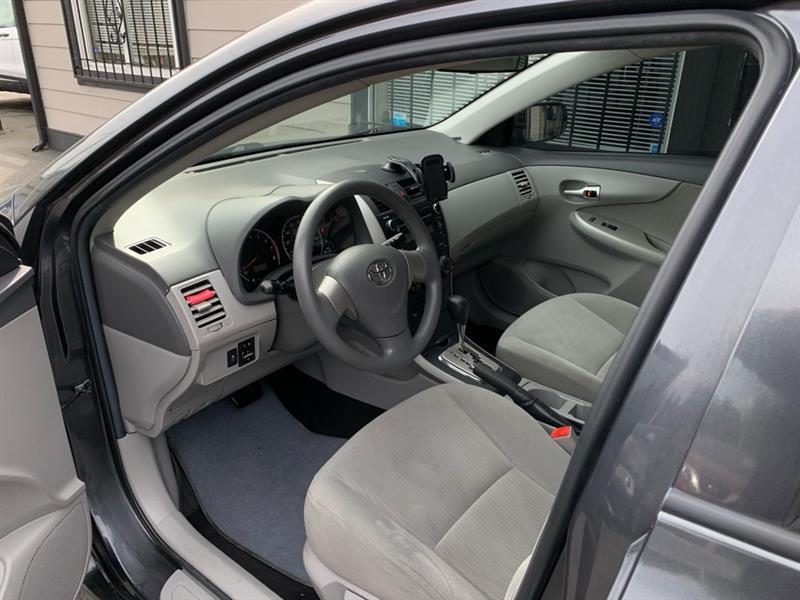 Toyota Corolla Base 5-Speed MT 2010