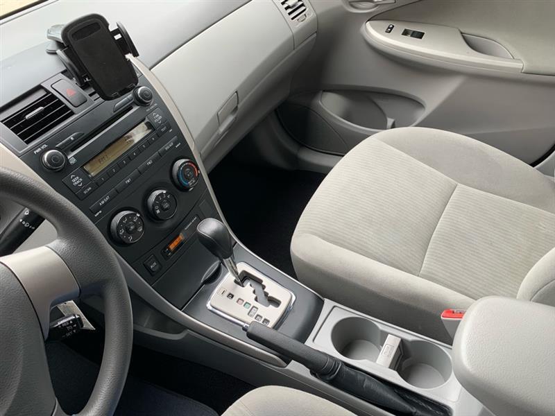 Toyota Corolla Base 5-Speed MT 2010