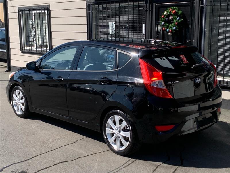 Hyundai Accent SE 5-Door 2012