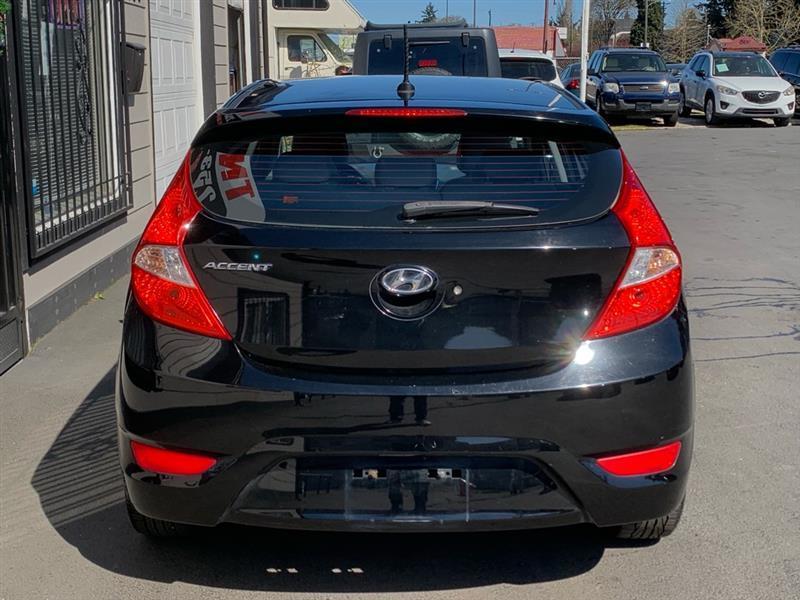 Hyundai Accent SE 5-Door 2012