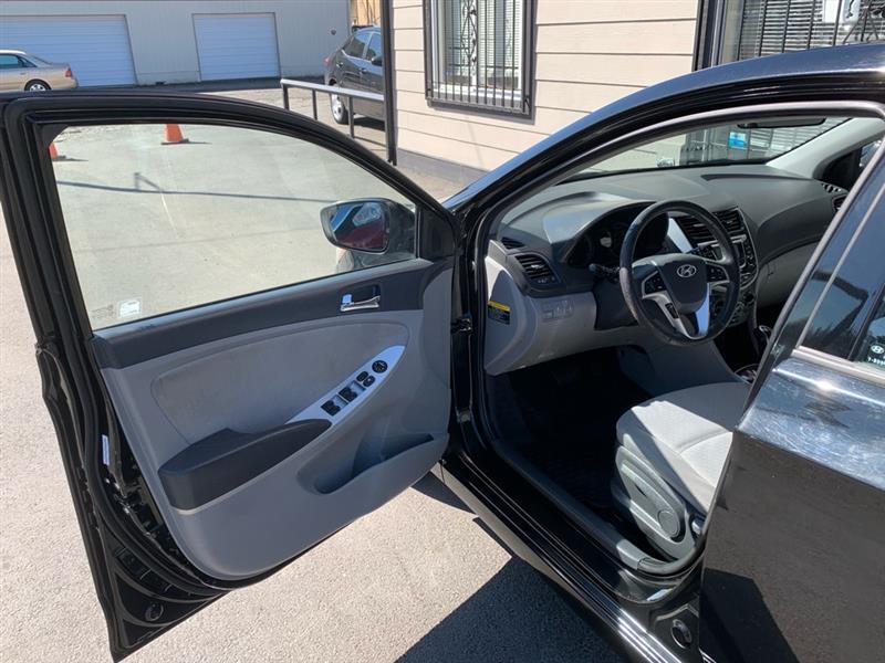 Hyundai Accent SE 5-Door 2012