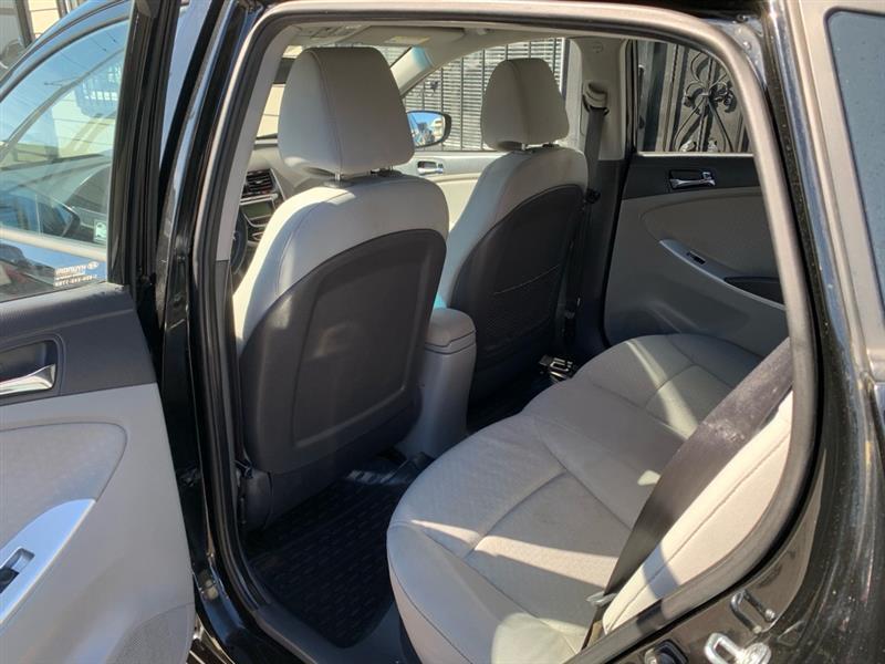 Hyundai Accent SE 5-Door 2012