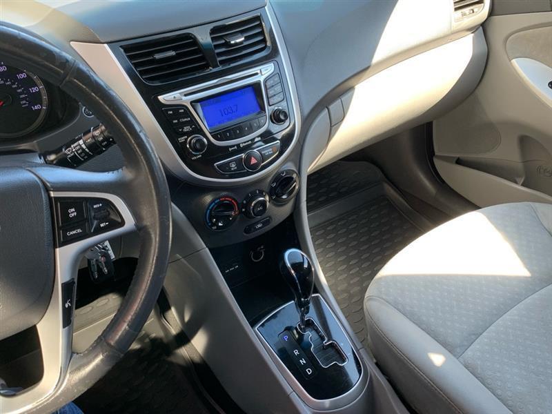 Hyundai Accent SE 5-Door 2012