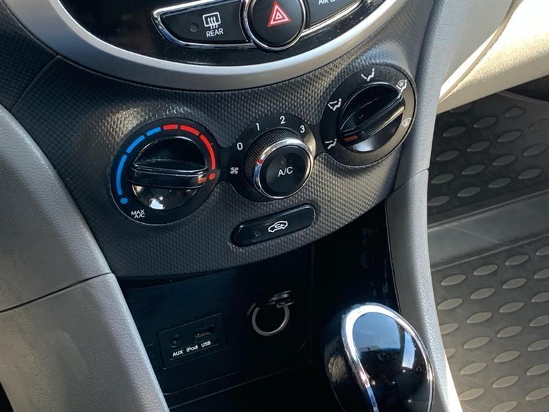 Hyundai Accent SE 5-Door 2012