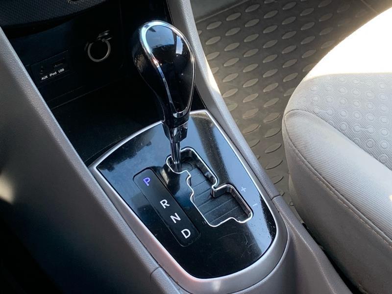 Hyundai Accent SE 5-Door 2012