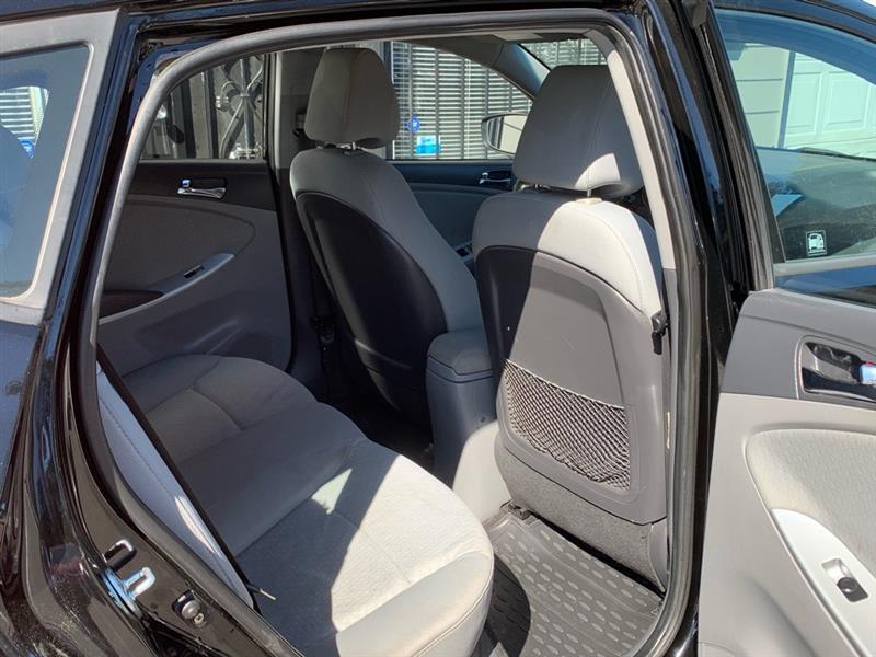 Hyundai Accent SE 5-Door 2012