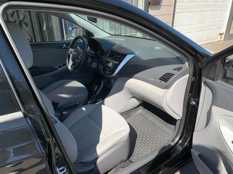 Hyundai Accent SE 5-Door 2012