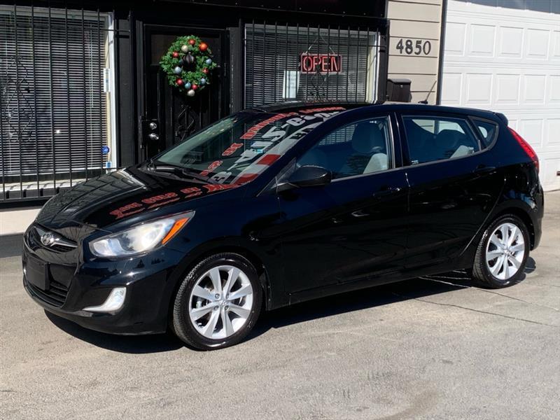 2012 Hyundai Accent SE 5-Door