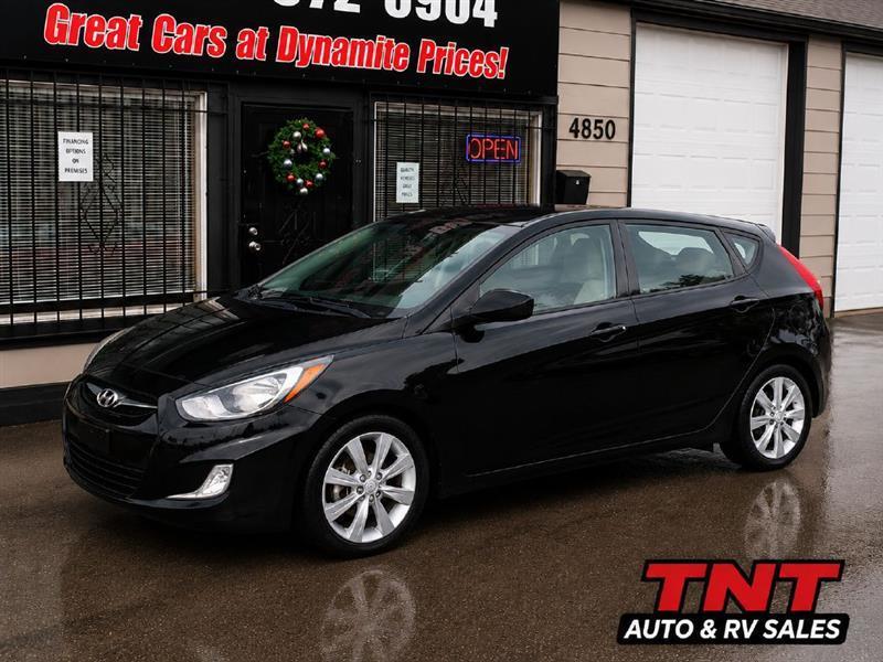 2012 Hyundai Accent SE 5-Door 6-Speed Automatic's photo