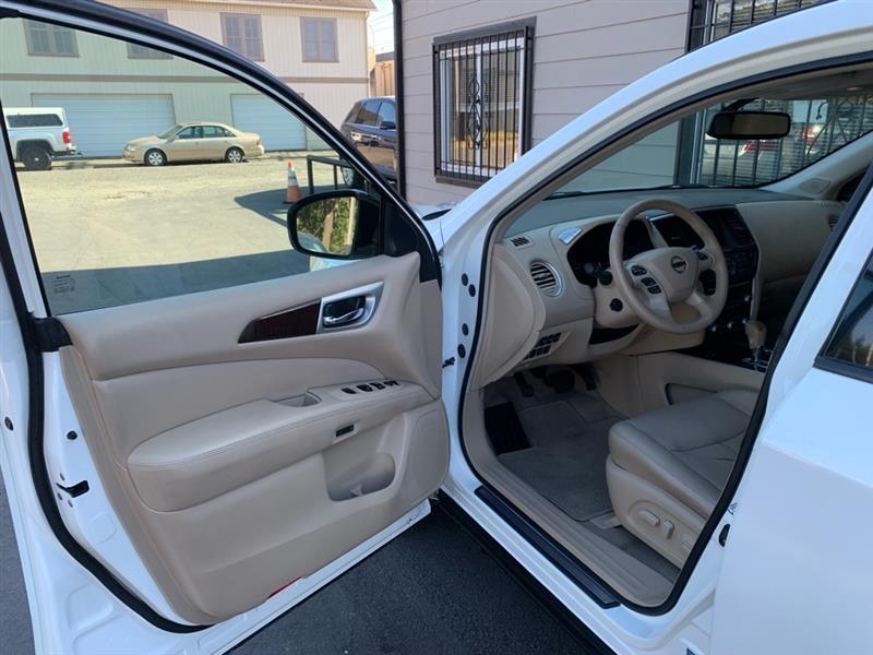 Nissan Pathfinder Platinum 4WD 2013