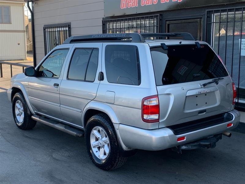 Nissan Pathfinder LE Platinum Edition 4WD 2004