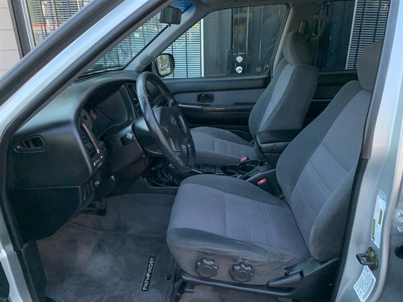Nissan Pathfinder LE Platinum Edition 4WD 2004