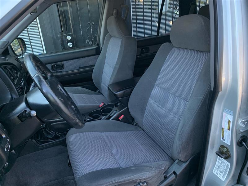 Nissan Pathfinder LE Platinum Edition 4WD 2004