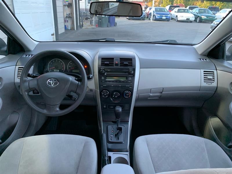 Toyota Corolla Base 4-Speed AT 2009
