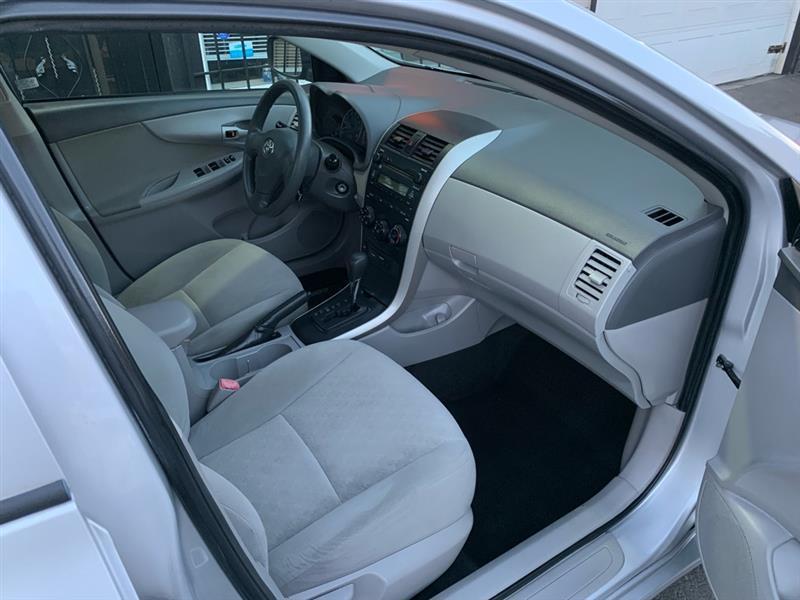 Toyota Corolla Base 4-Speed AT 2009