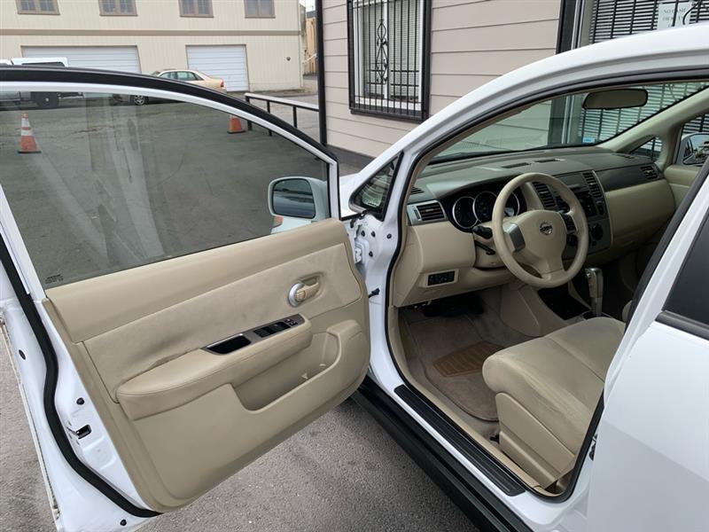 Nissan Versa 1.8 S Hatchback 2009