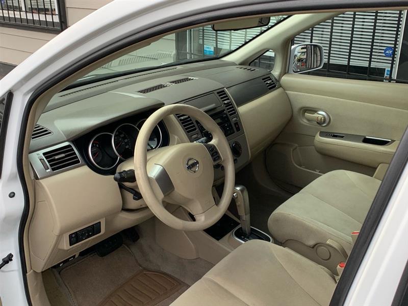 Nissan Versa 1.8 S Hatchback 2009