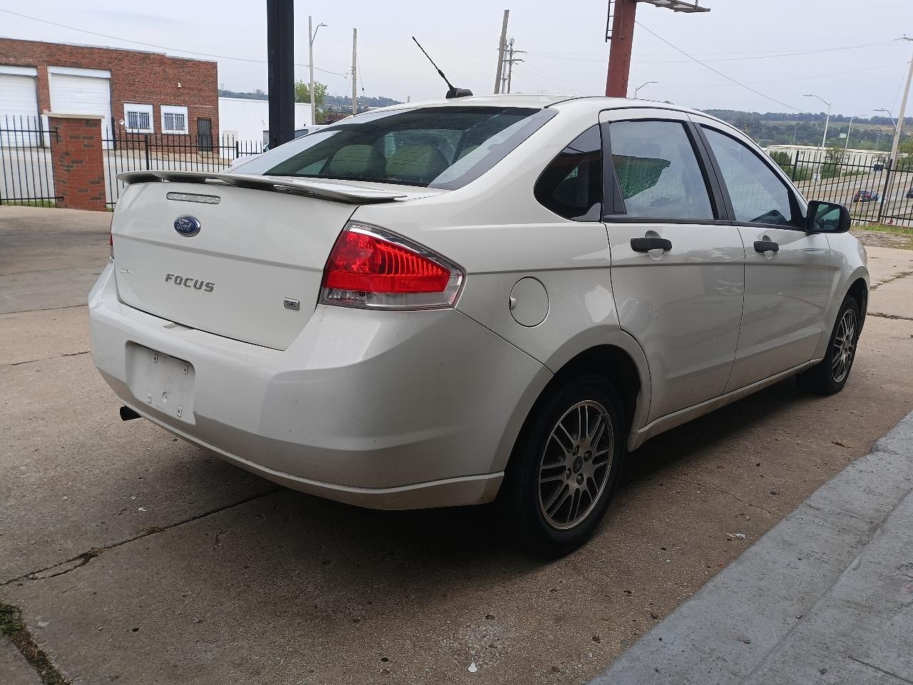 Ford Focus SE Sedan 2011