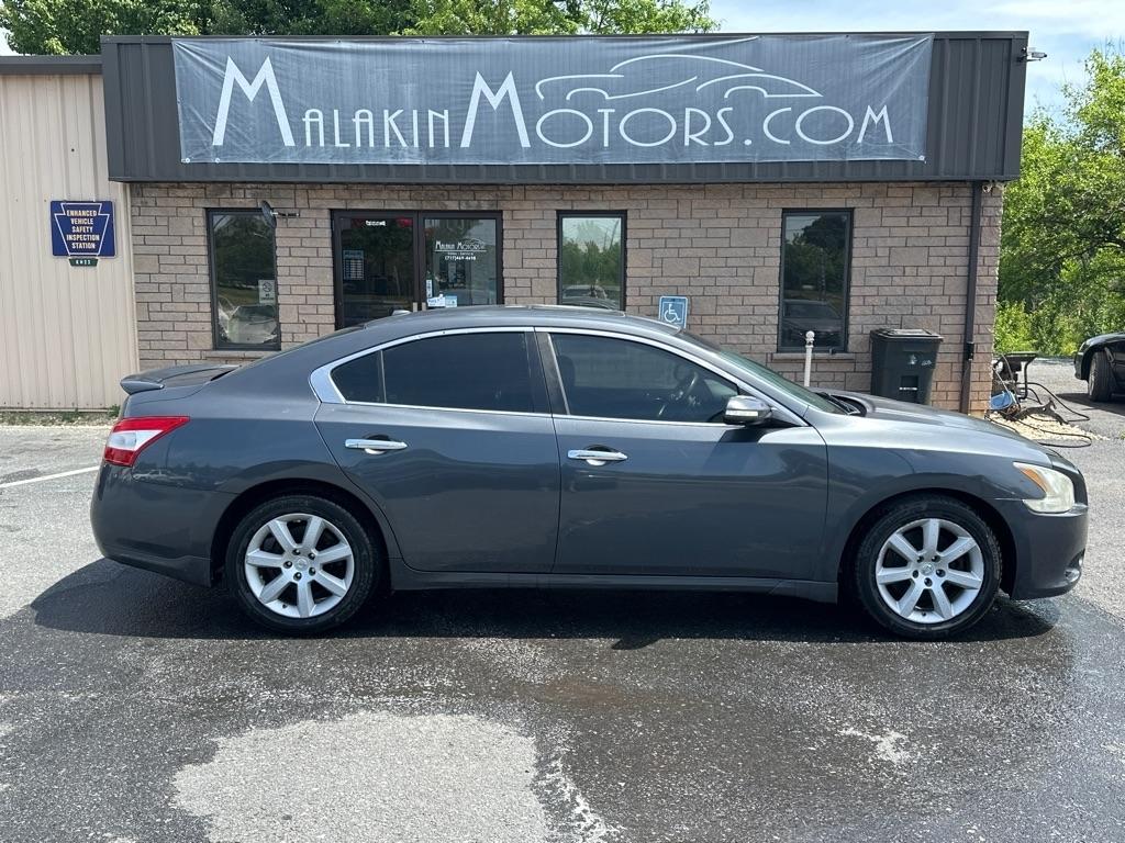 Nissan Maxima S 2010