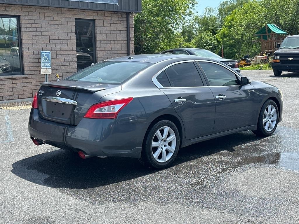 Nissan Maxima S 2010