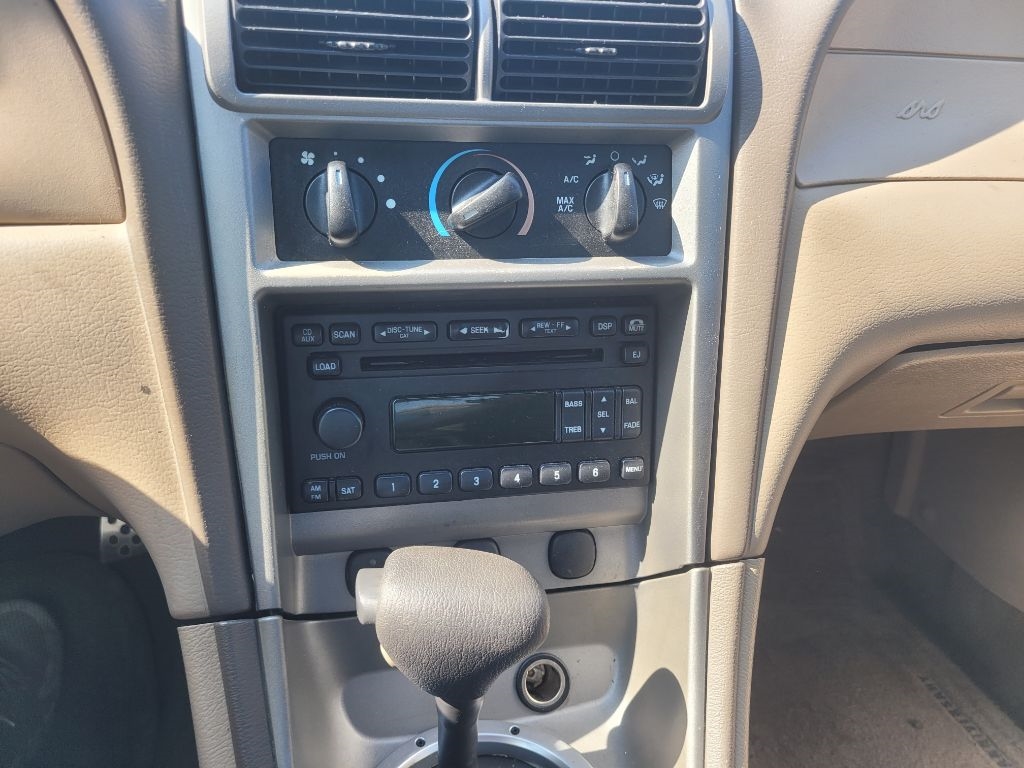 Ford Mustang Standard Coupe 2004