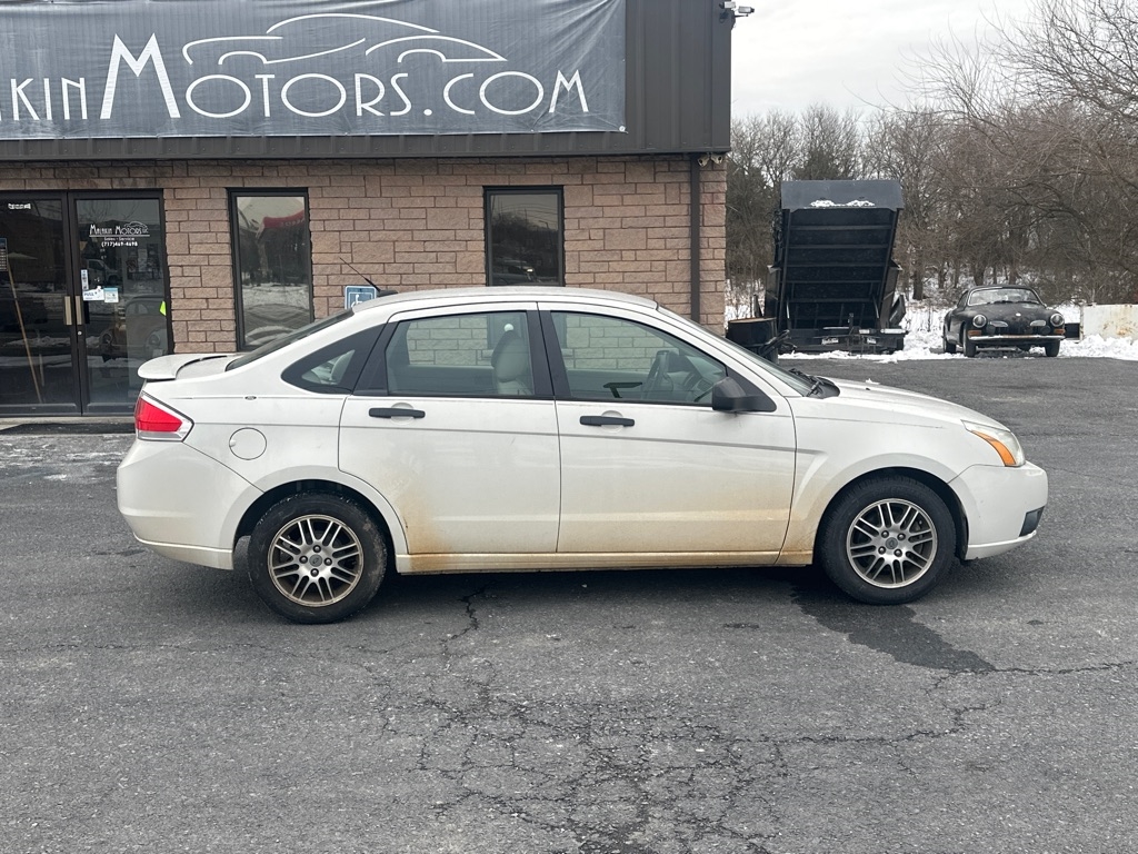 Ford Focus SE Sedan 2011