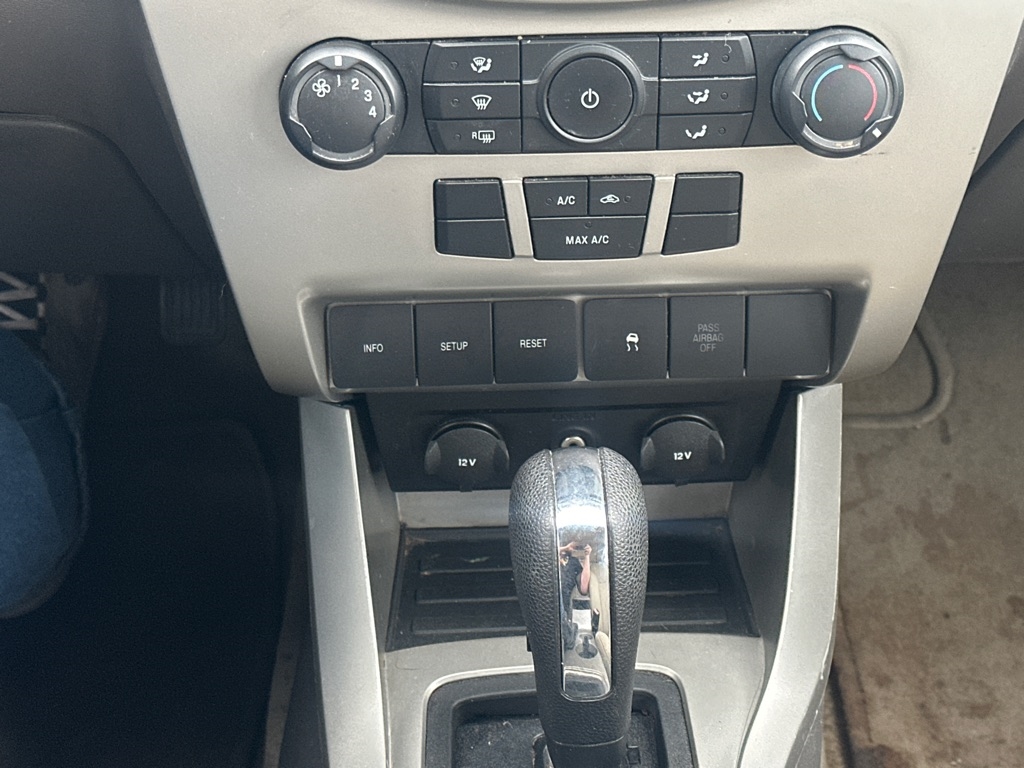 Ford Focus SE Sedan 2011