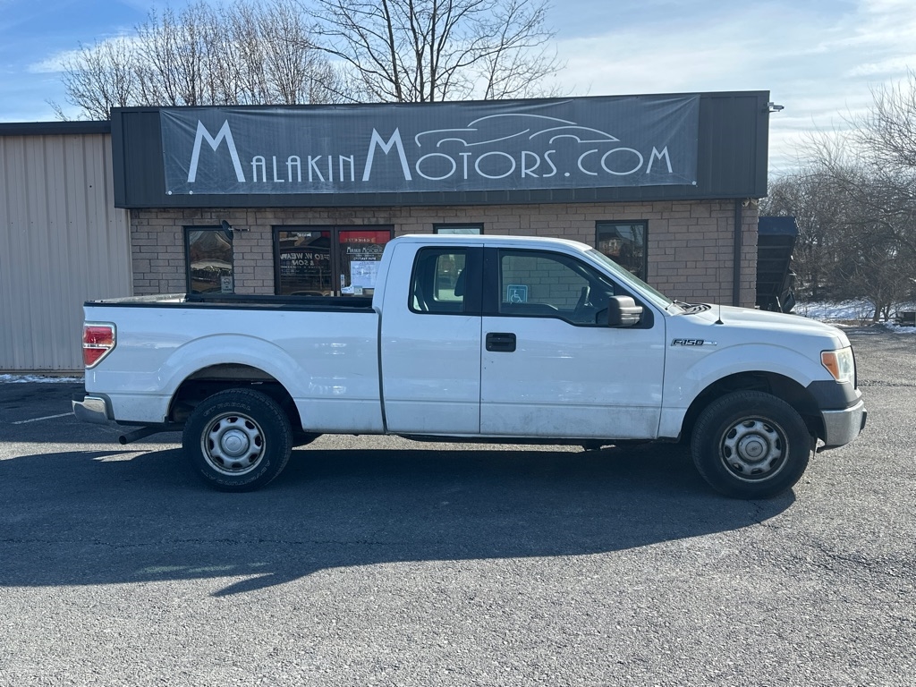 Ford F150 XL SuperCab 8-ft. Bed 2WD 2011