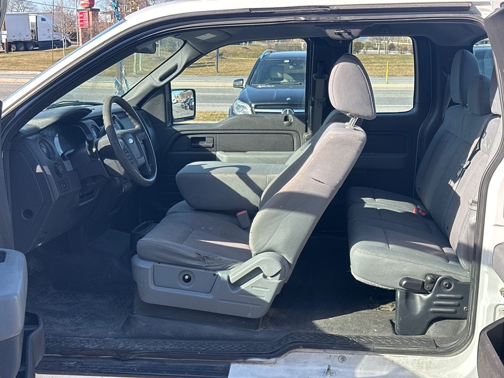 Ford F150 XL SuperCab 8-ft. Bed 2WD 2011