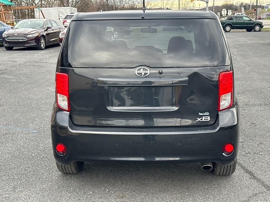 Scion xB 5-Door Wagon 5-Spd MT 2011