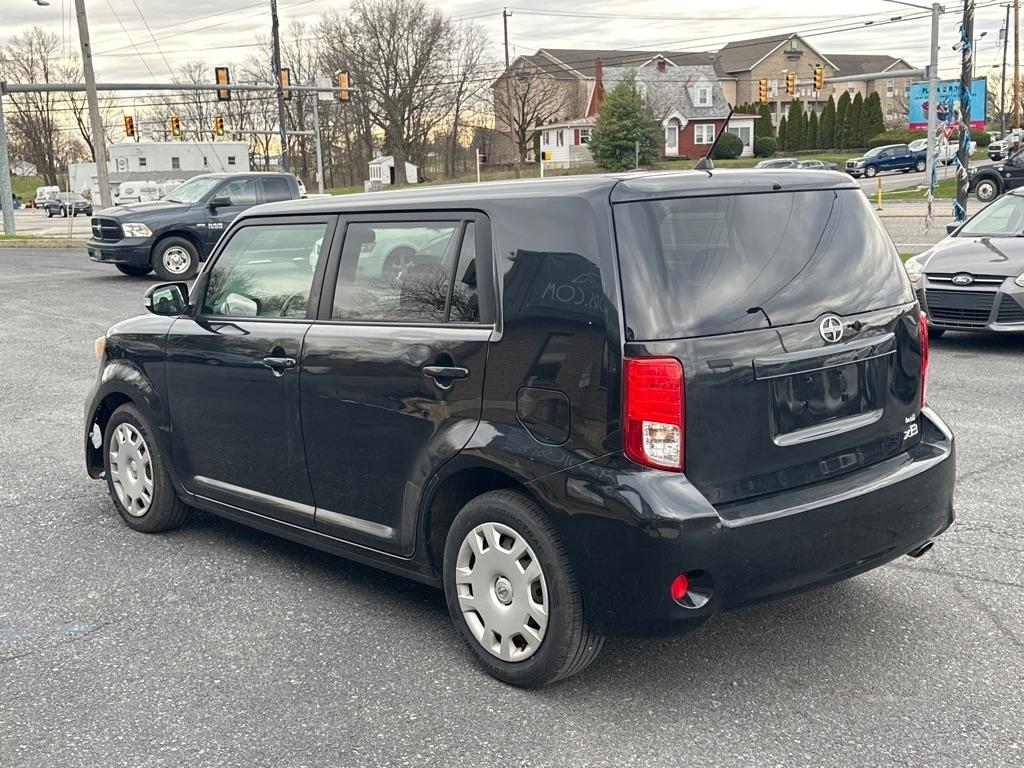 Scion xB 5-Door Wagon 5-Spd MT 2011