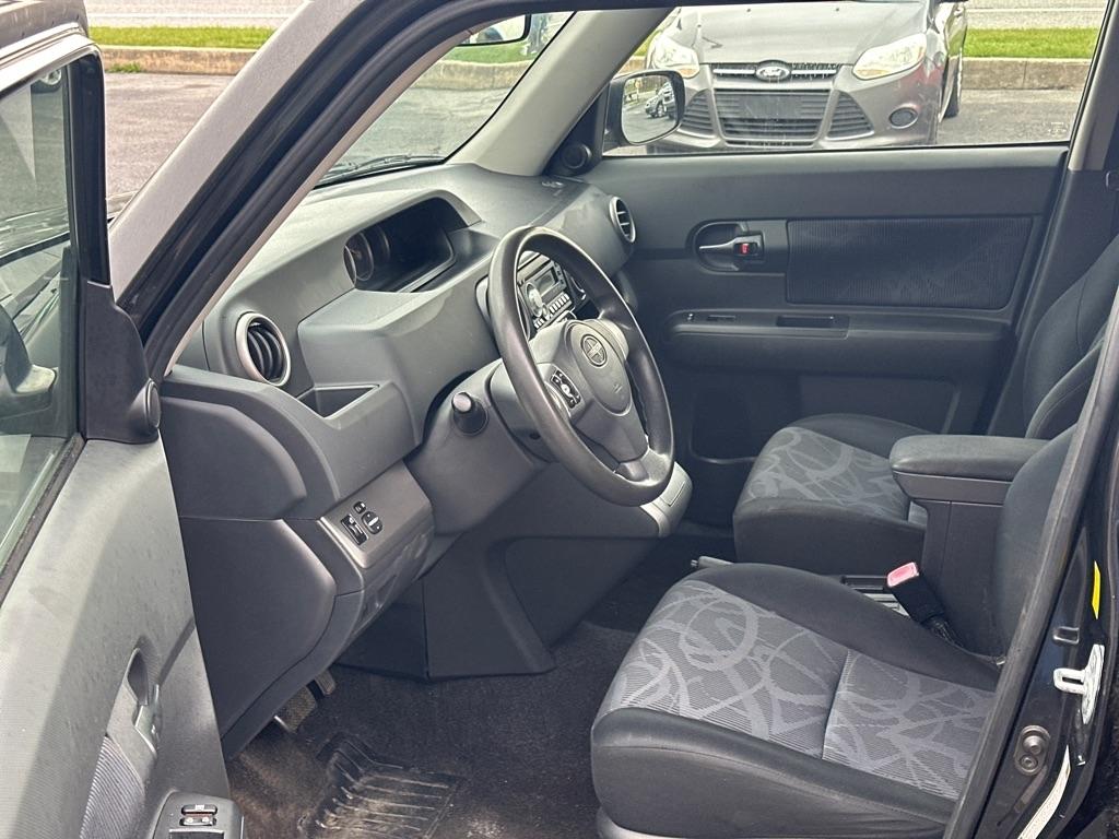 Scion xB 5-Door Wagon 5-Spd MT 2011