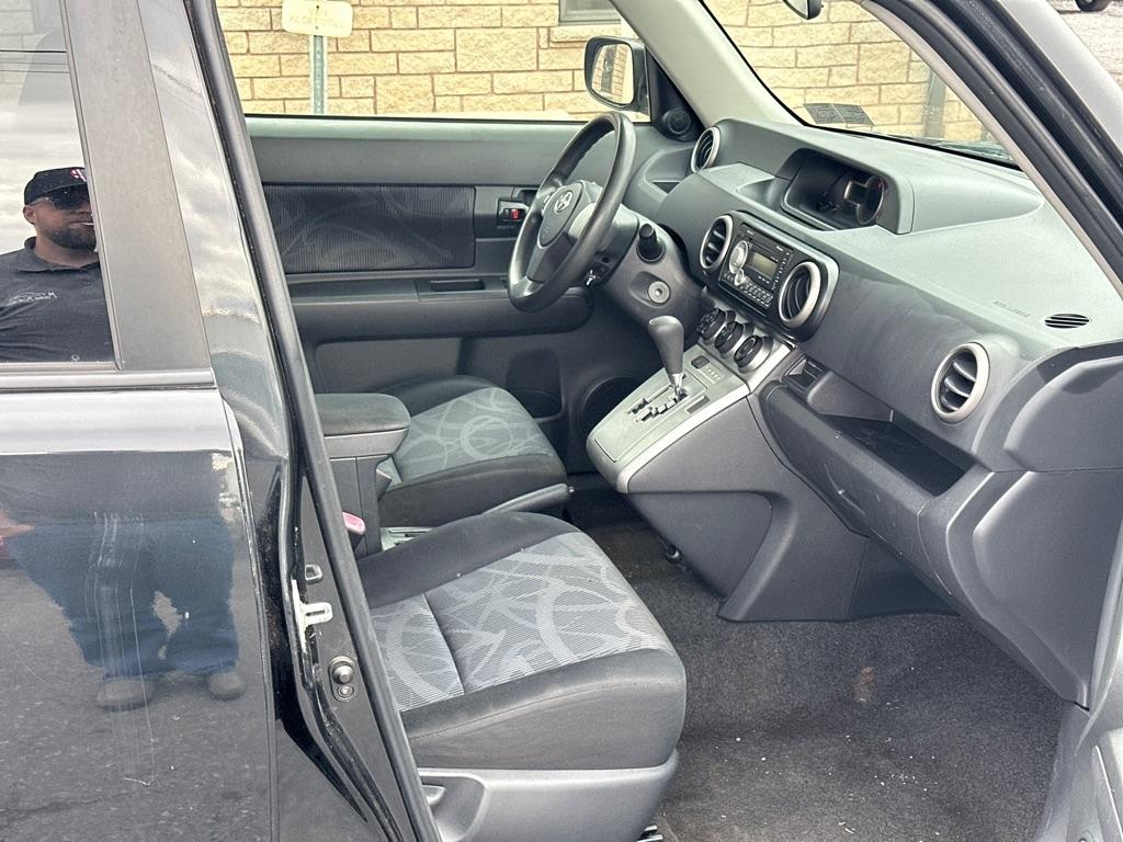 Scion xB 5-Door Wagon 5-Spd MT 2011