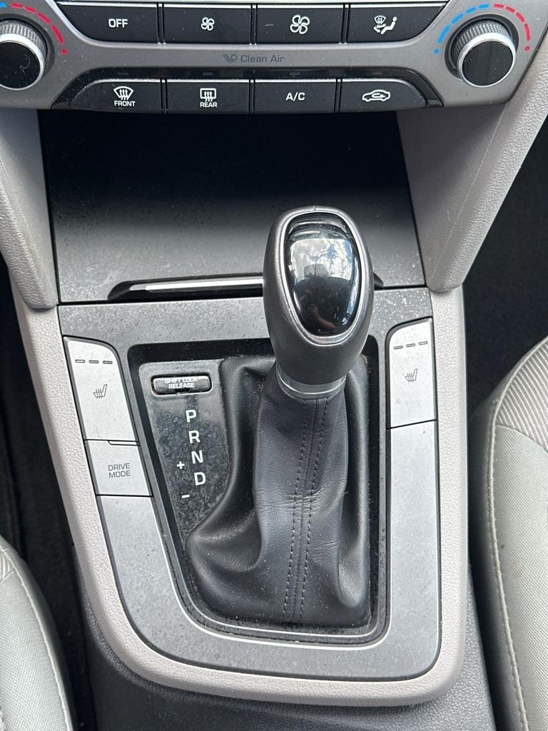 Hyundai Elantra Value Edition 6A 2017