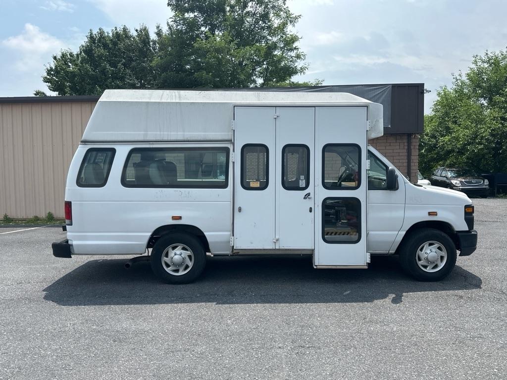 Ford Econoline E-350 Super Duty Extended 2012