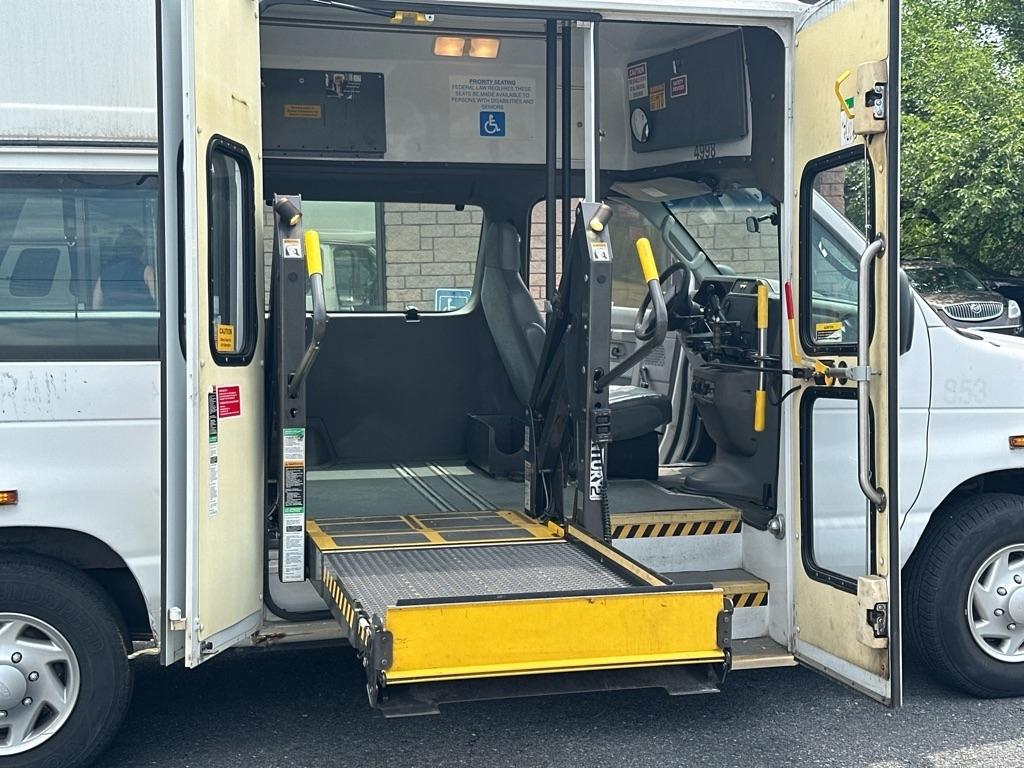Ford Econoline E-350 Super Duty Extended 2012