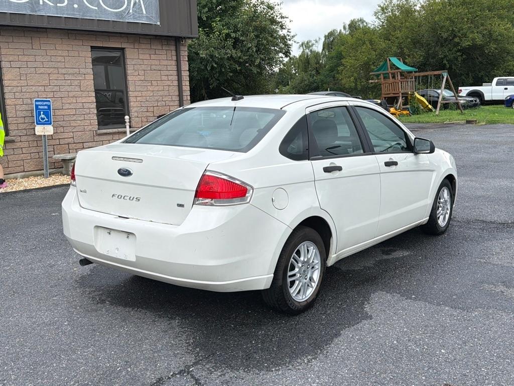 Ford Focus SE Sedan 2011
