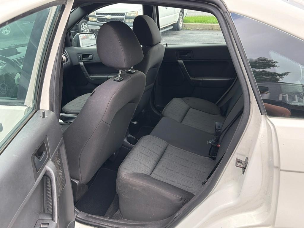 Ford Focus SE Sedan 2011
