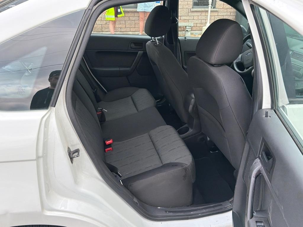 Ford Focus SE Sedan 2011