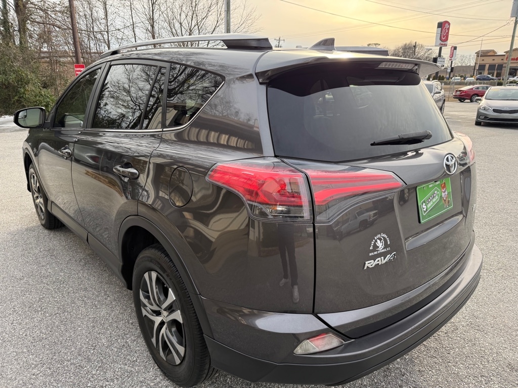 Toyota RAV4 LE FWD (Natl) 2018
