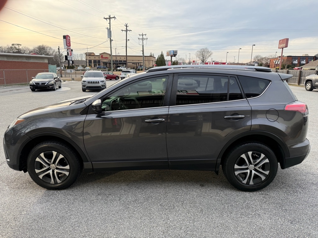 Toyota RAV4 LE FWD (Natl) 2018