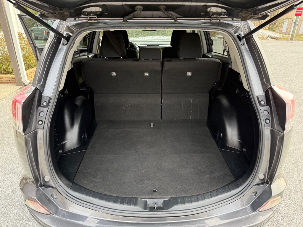 Toyota RAV4 LE FWD (Natl) 2018