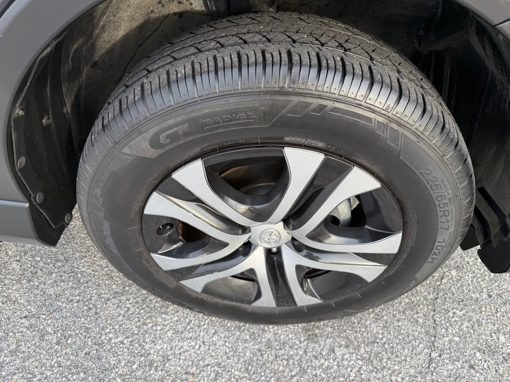 Toyota RAV4 LE FWD (Natl) 2018