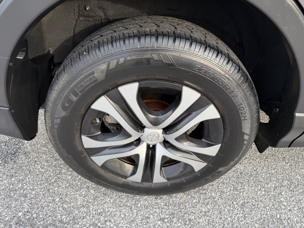 Toyota RAV4 LE FWD (Natl) 2018