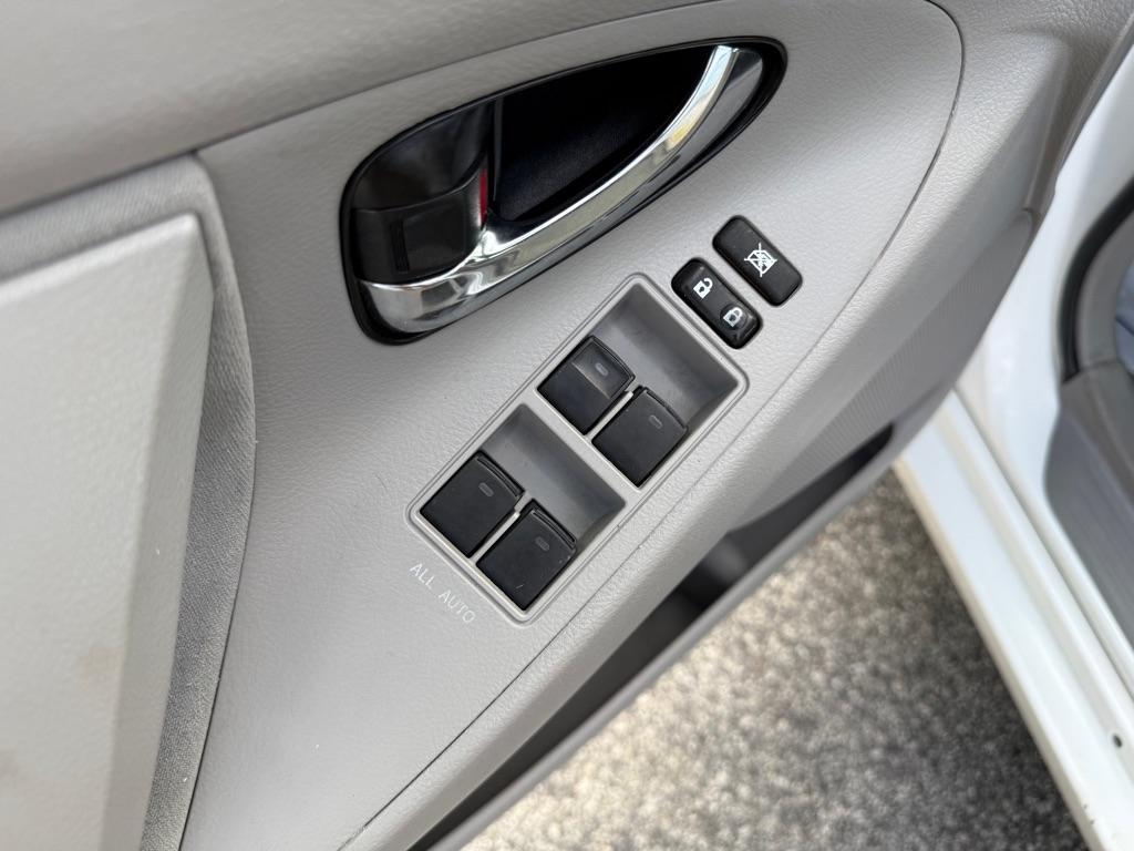 Toyota Camry 4dr Sdn I4 Auto LE (Natl) 2011