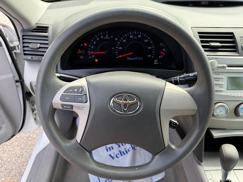 Toyota Camry 4dr Sdn I4 Auto LE (Natl) 2011