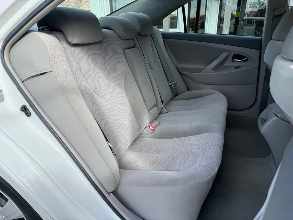 Toyota Camry 4dr Sdn I4 Auto LE (Natl) 2011