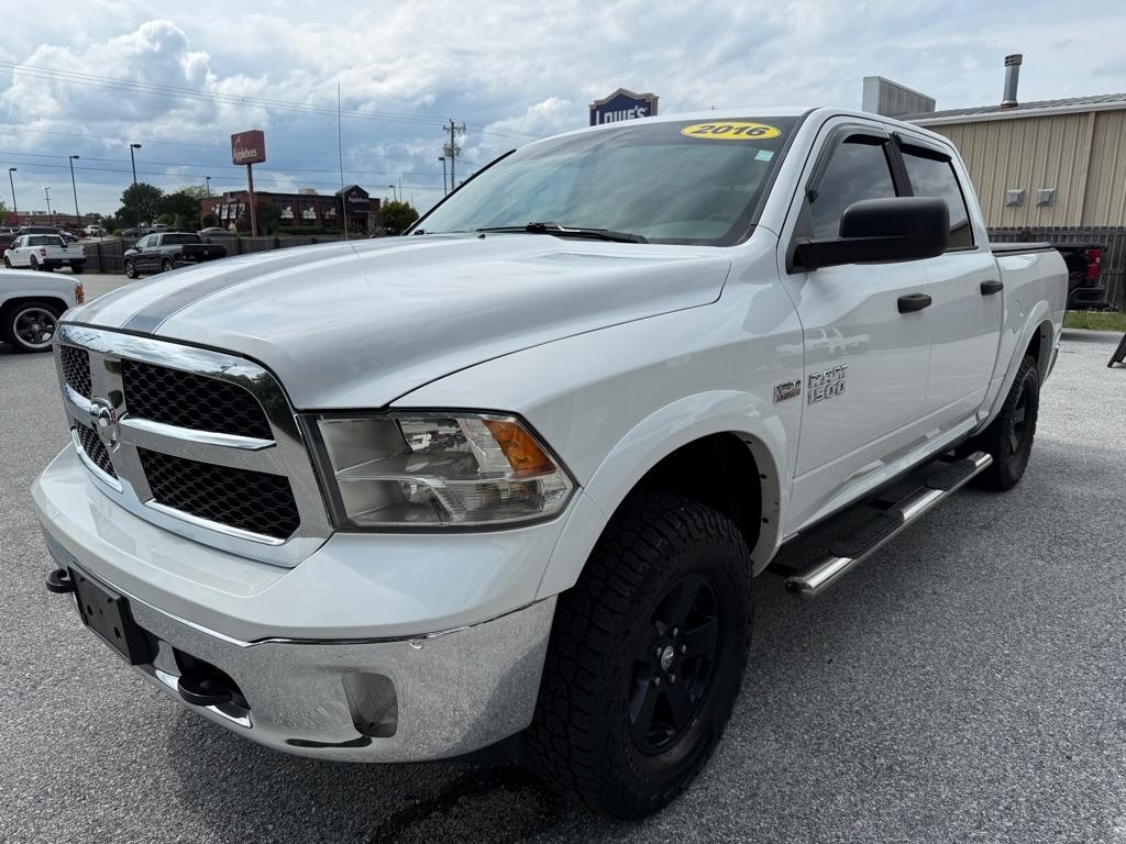 RAM 1500 4WD Crew Cab 140.5" Outdoorsman 2016